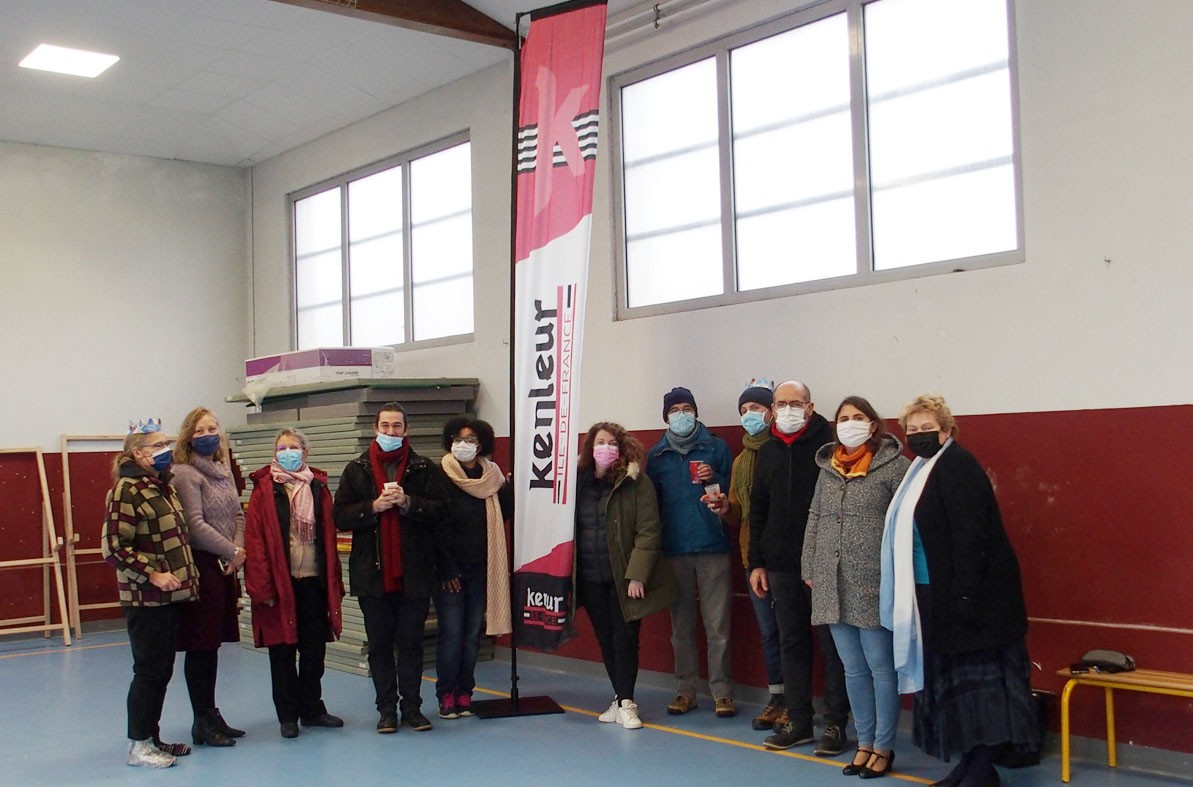 06122021 le groupe autour de la banniere 4 avec francoise