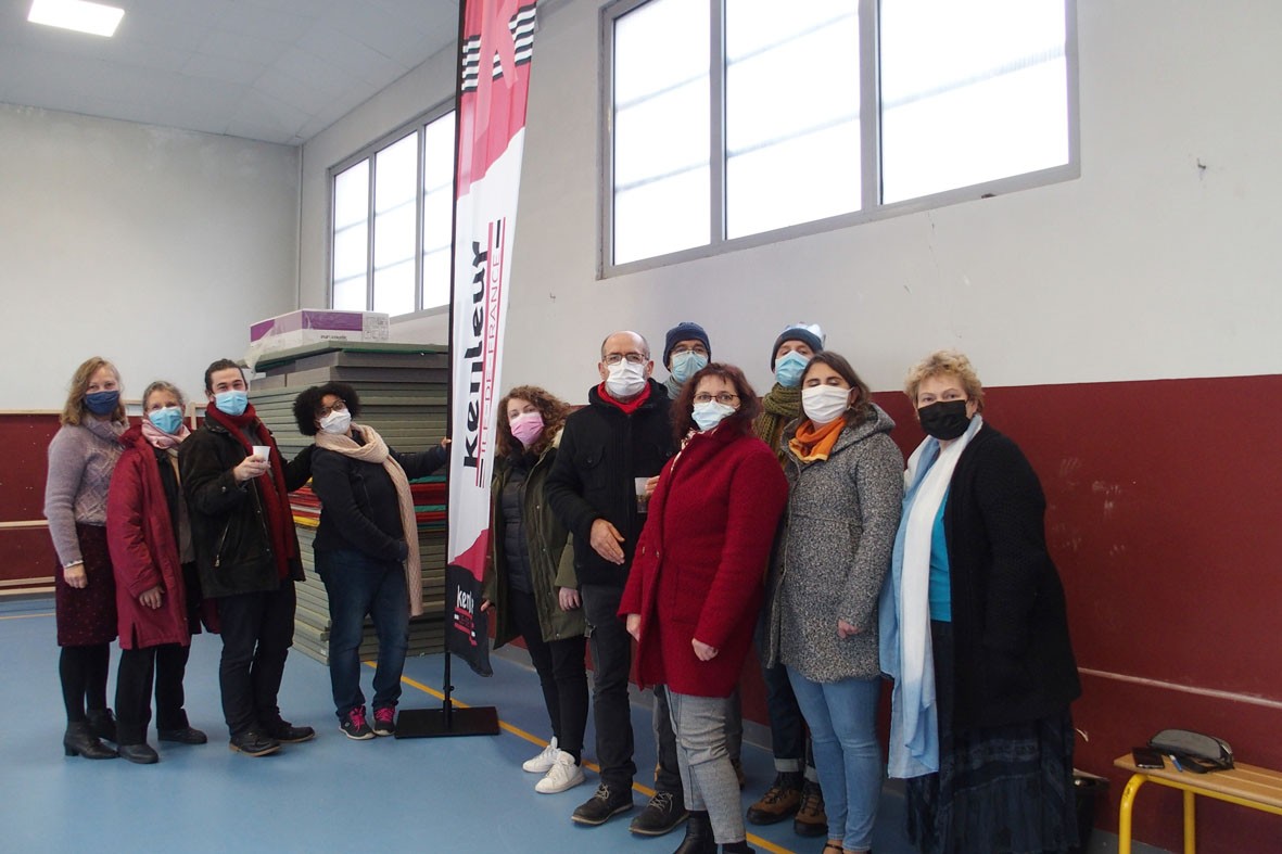06122021 le groupe autour de la banniere