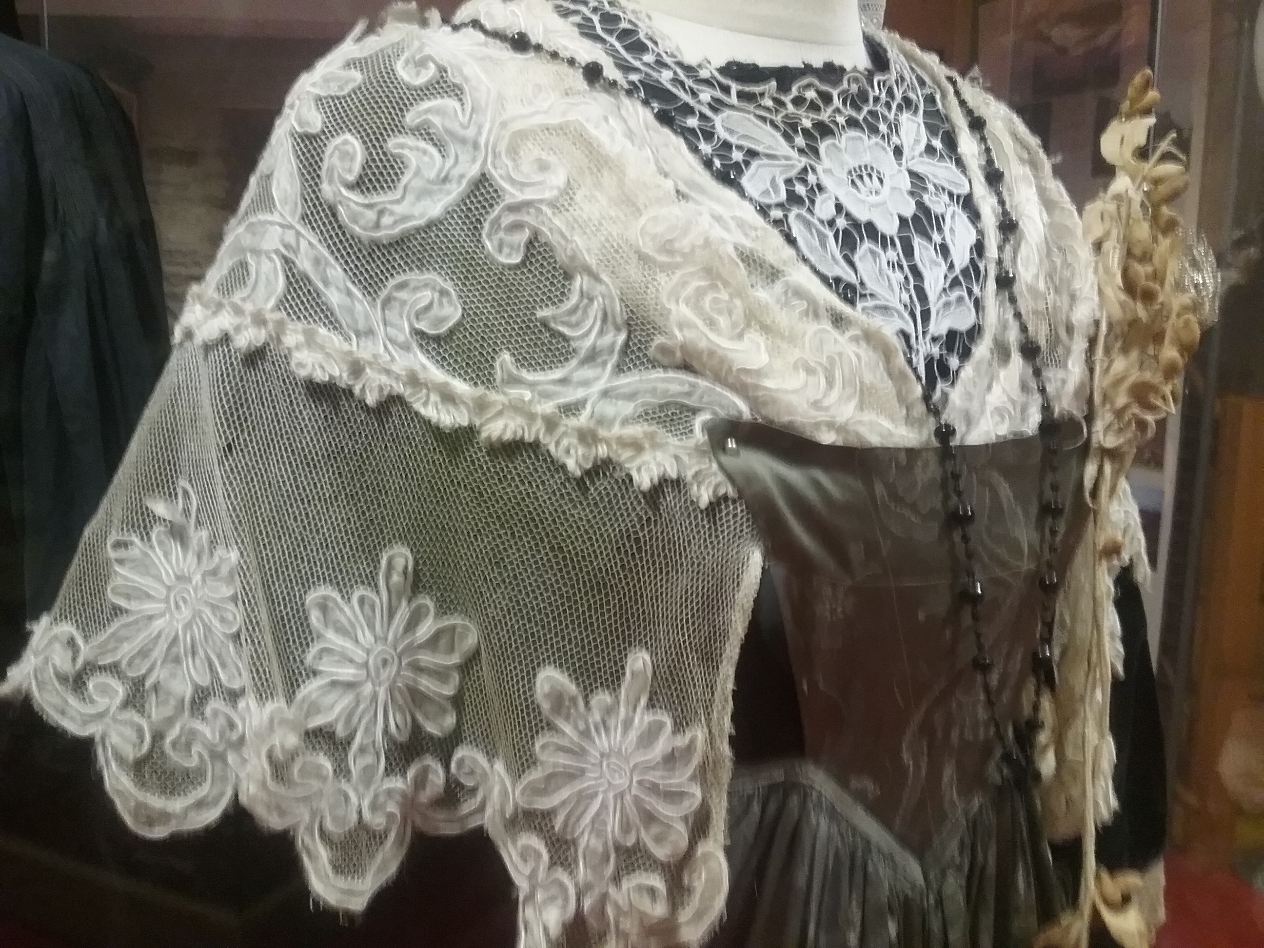 Châle en tulle blanc avec applications - 1900