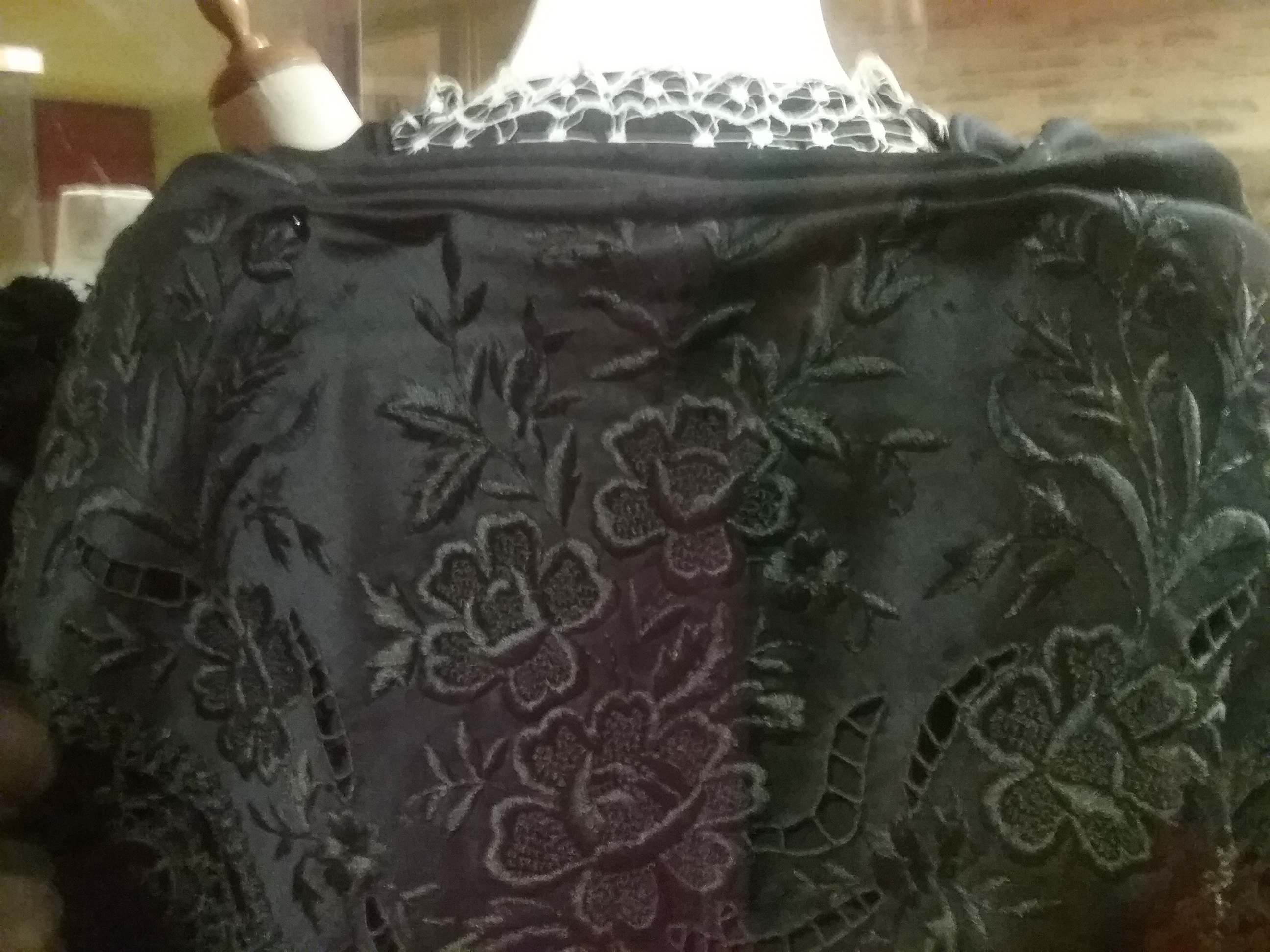 Châle en tissu d'etamine  de laine brodé