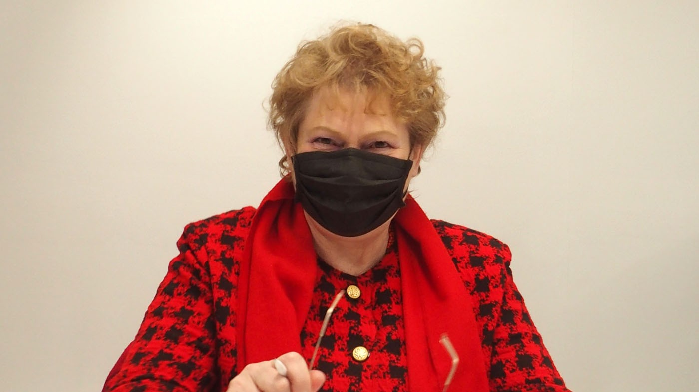 Sylvie Simon souriante sous le masque (Ar Bernic)