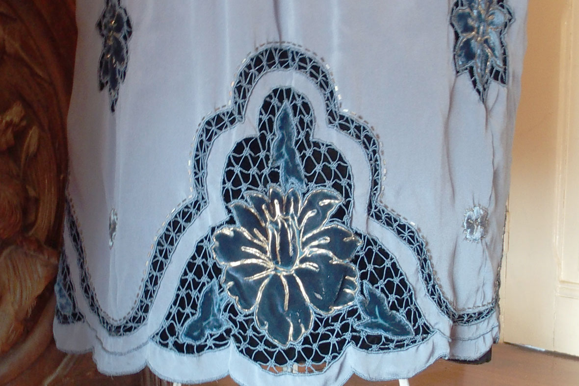 Broderies Richelieu sur tablier de Lorient