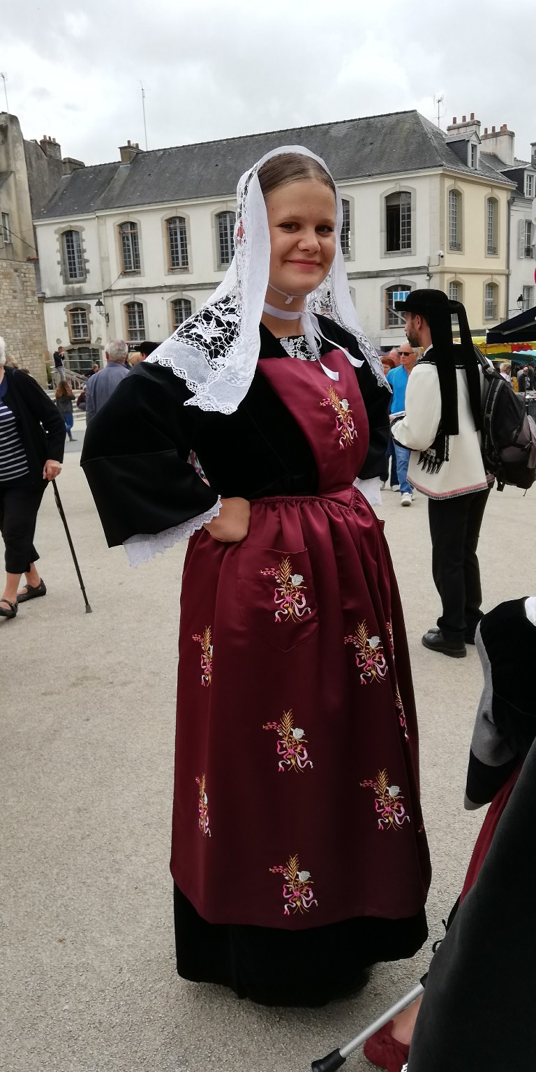 Tablier brodé à petits bouquets - années 10