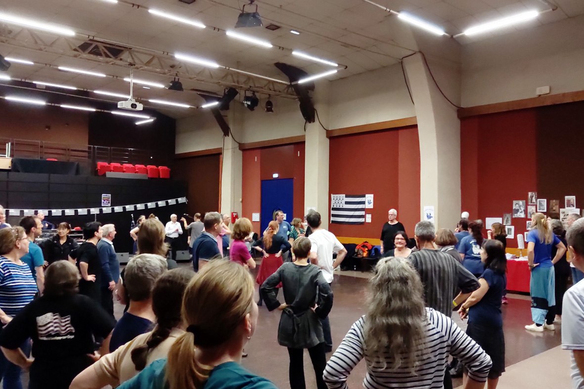 Stage bigouden-des danseurs nombreux