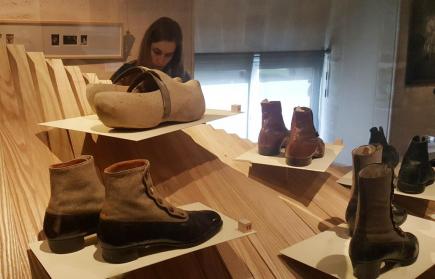 Chaussures de soldat cuir et bois
