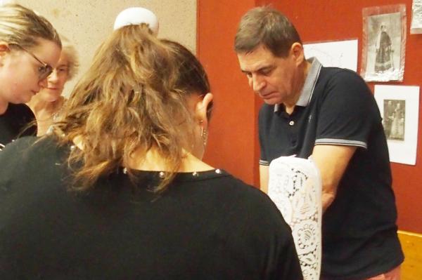 Joel a la vente des livrets de stage