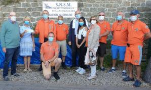 La presidente remet un don a la snsm de dinard