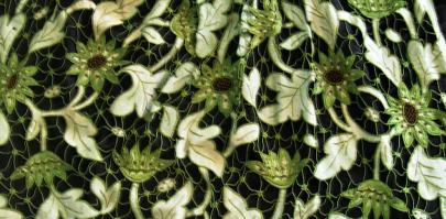 Motif fleurs sur tablier de theix