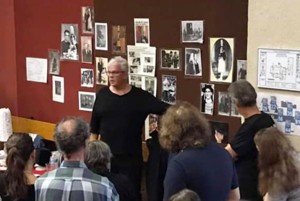 Raymond le lann presentant les costumes bigouden