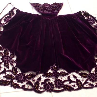 Un tablier richelieu en velours violet