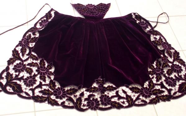 Un tablier richelieu en velours violet